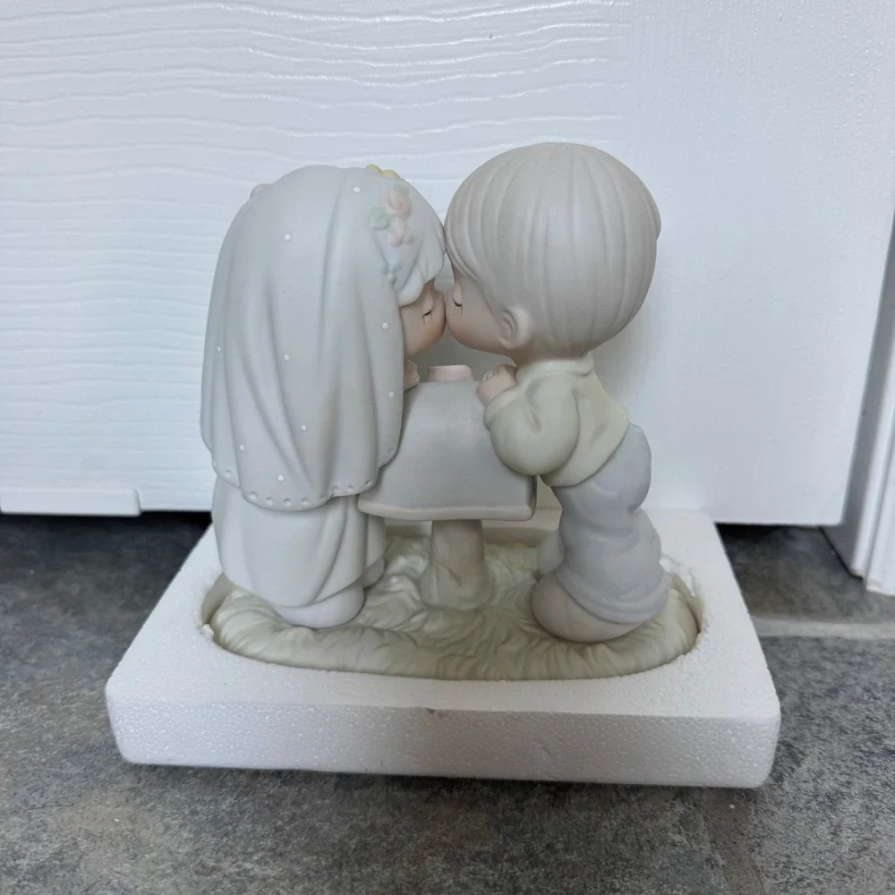 Precious Moments Sealed With A Kiss 83285‎ – Vintage Figurine 1980s NIB
